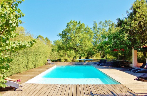 Entrecasteaux Villa | quiet villa, swimming pool and jacuzzi in the heart of green Provence.