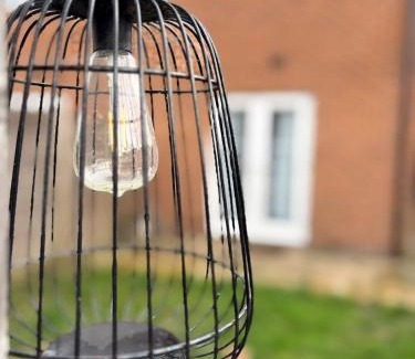 Swindon House | Quiet Yellow Rest House Sleeps 5