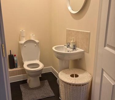 Swindon House | Quiet Yellow Rest House Sleeps 5