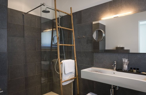 Ghent Condo | Quietly located luxury one-room flat on the ground floor with garden and free private parking