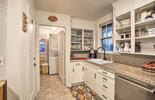Grants Pass Cottage | ‘Quigley's River Pass’ Cottage w/Private Deck!