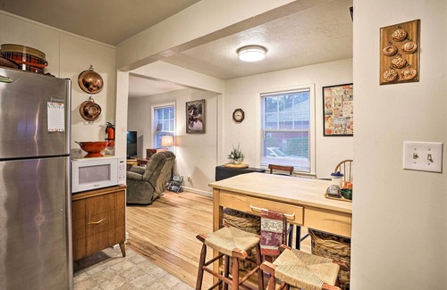 Grants Pass Cottage | ‘Quigley's River Pass’ Cottage w/Private Deck!