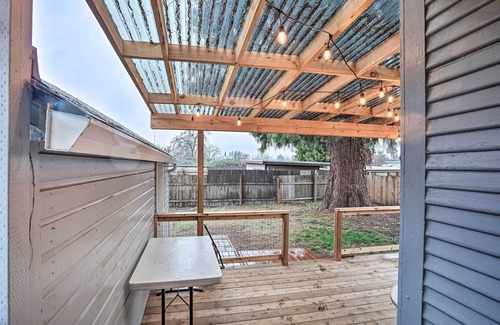 Grants Pass Cottage | ‘Quigley's River Pass’ Cottage w/Private Deck!