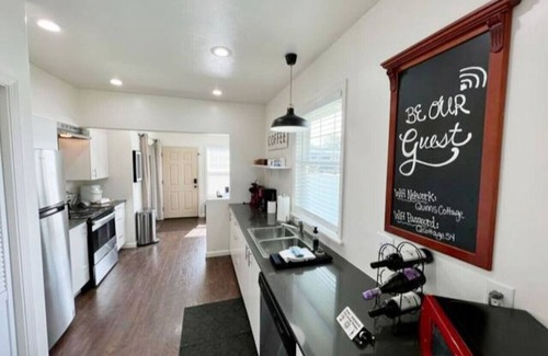 Baker City Apartment | Quinn`s Cottage! Adorable Downtown Home!
