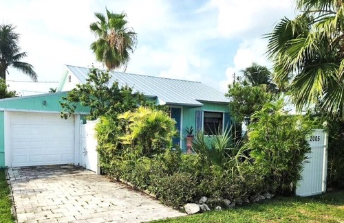 New Town House | Quintessential Keysie ADORABLE 2-bedroom house w/AC in Key West-1 Month Min Stay