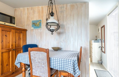 Surfdale Apartment | Quintessential, Romantic Waiheke Experience Close to Everything you Need