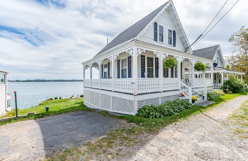 Mid-Coast and Islands Cottage | Quintessential seaside cottage in beautiful Pott's Point