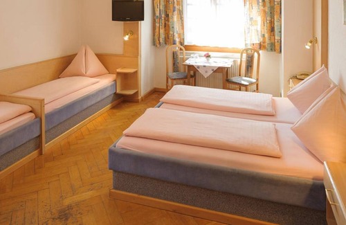 Innsbruck Hotel | Quintuple room with shower, WC - Hotel Tautermann
