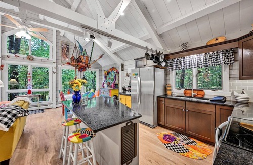 Lebanon Cabin | Quirky cabin retreat on 4 acres w spa, arcade rm, art&book loft - near Hershey