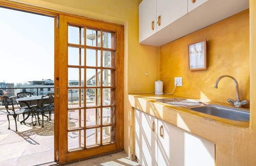 Cape Town City Centre Apartment | Quirky De Waterkant Villa | Rooftop Deck | Wifi