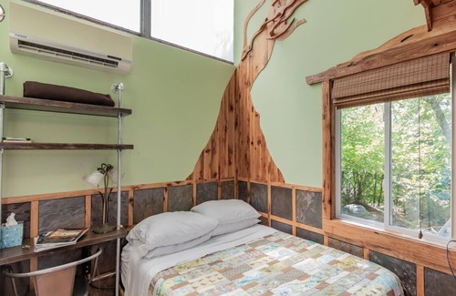 Pittsboro Bed & Breakfast | Quirky Fun B&B: Tree House Unit- Pet friendly