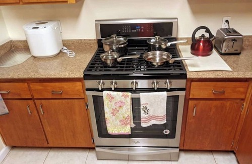 Brentwood House | Quite 3 bedroom 1.5 bathroom 2 story house