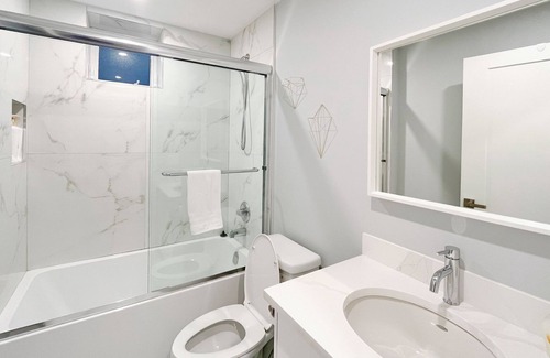 Fraserview House | Quite & Clean Modern Private 3 Bedroom 2 Bath Suite