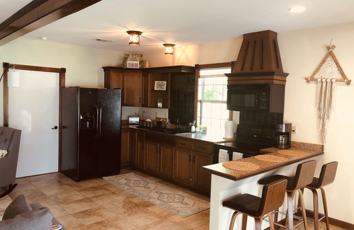 Long Beach Cottage | *Quite & Cozy Romantic Beach Gateway for 2. Walk to the Beach, 4 mins to D-Town*