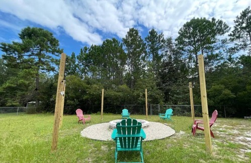 Walthourville House | Quite Oasis,3bd 2bth w/ Outdoor seating & Fire Pit
