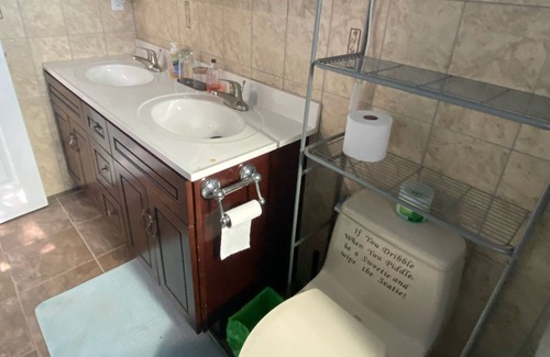 Hayward House | Quite private rooms w/bathroom — super close to Hayward airport