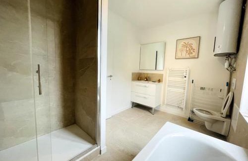 Port of Caen Apartment | Rêve bleu au port avec parking gratuit