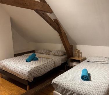 Champagne House | "Rêves de Gamins", Chambre de droite, 4 couchages dans gîte de campagne "La Camusière", proche du Pôle Européen et du circuit des 24h