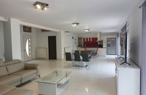 Nans-les-Pins House | Rêves en Provence, Piscine,billard, Calme, vue sur la Sainte Baume