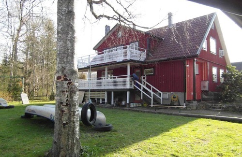 Urshult House | Rössvik-lillegard: Ihr Ferienhaus am Åsnen für Natur, Angeln & Sauna"