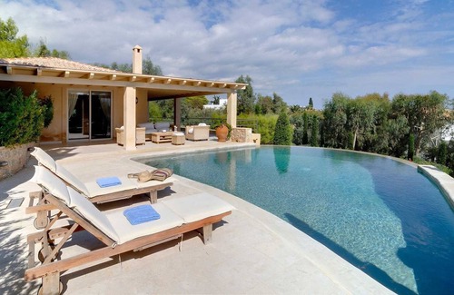 Nafplion City Centre Villa | R 1471 Veronica Villa with BBQ, Fireplace & Sun loungers.