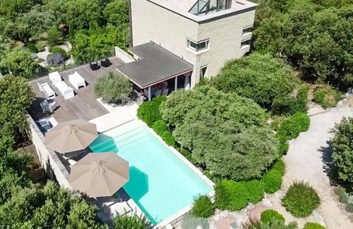 Venasque Villa | R 5041 Villa Arabella with Table Tennis, Dining Facilities & Microwave.