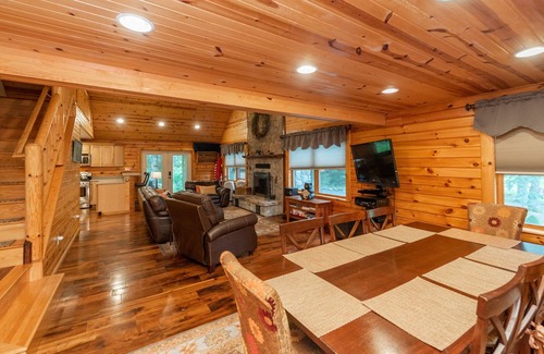 McHenry House | R and R Cabin: Lake Area, Hot Tub, Pool Table, Fireplace!