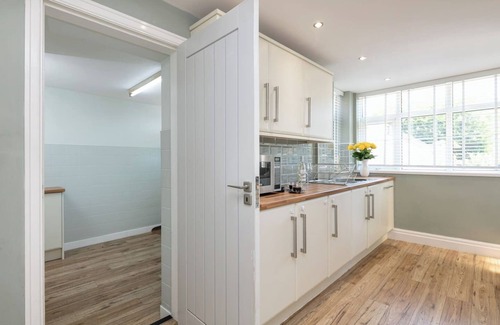 Oldham House | R&R at Koi House - Spacious Family Home w Parking