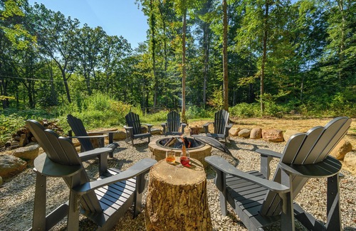 Helmsburg House | R&R Creekside a peaceful 3BR, 2BA, 7AC Wooded, Pond, Hot Tub, Firepit, 6 Guests