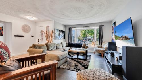 Trent Hills Apartment | R&R Heaven Music 4 the Soul See fall colors Hottub