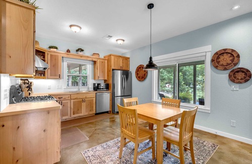 Kingsland House | R&R on LBJ-Waterfront home in a peaceful cove