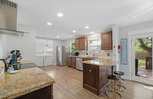 Aransas Pass House | R & R's Reel Paradise 5 minutes to the harbour and 11 miles to the Beach!