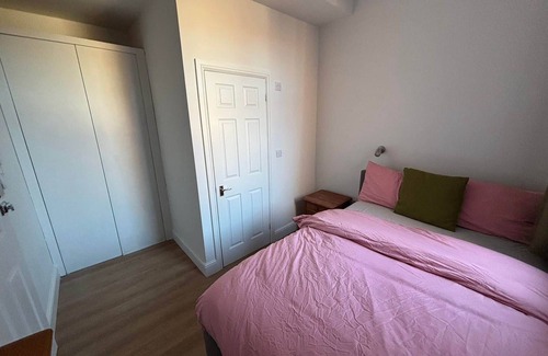 Bootle House | R3 - Bright Ensuite Double Room near Liverpool
