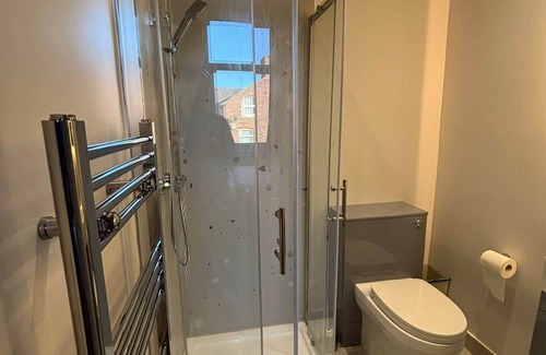 Bootle House | R3 - Bright Ensuite Double Room near Liverpool