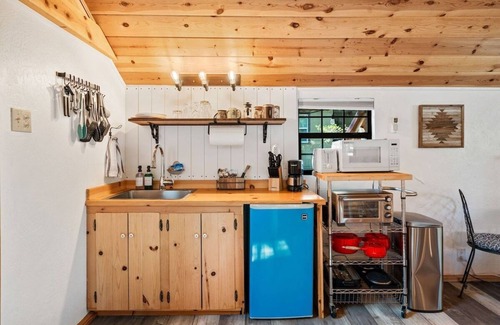 Dora Belle Apartment | Raccoons Hallow is a cute studio apartment centrally located in the heart of Shaver Lake