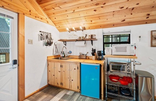 Dora Belle Apartment | Raccoons Hallow is a cute studio apartment centrally located in the heart of Shaver Lake