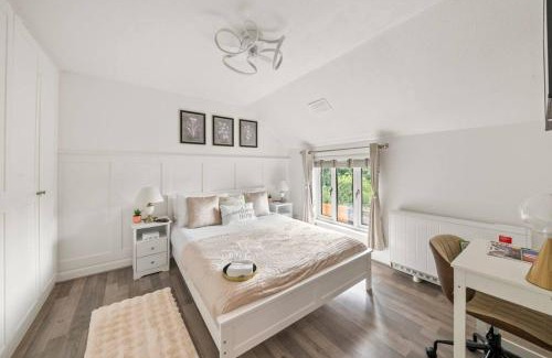 Datchet House | Radiant Retreat Datchet-12 mins to Heathrow close to Windsor ,Legoland, Eton and Slough