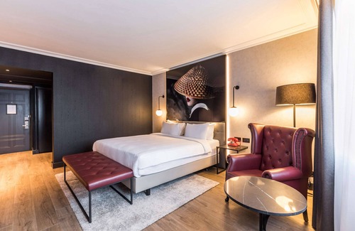 Heathrow Villages Hotel | Radisson RED Hotel London Heathrow