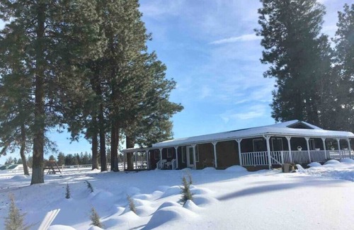 Sisters Cottage | Rags to Rescues animal sanctuary