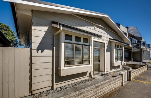 Napier House | Railway Cottage - Napier Holiday Home
