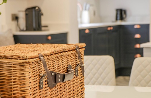Scarborough City Centre Cottage | RAILWAY HOUSE, family friendly, with hot tub in Scarborough