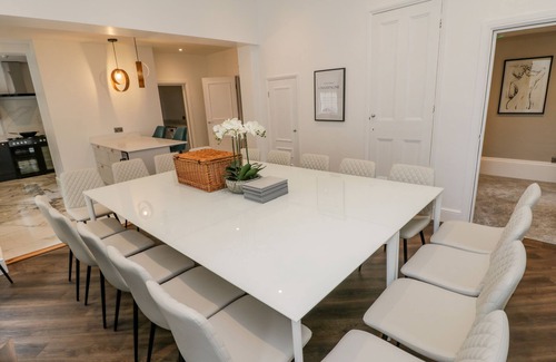 Scarborough City Centre Cottage | RAILWAY HOUSE, family friendly, with hot tub in Scarborough