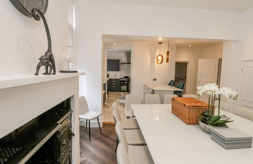 Scarborough City Centre Cottage | RAILWAY HOUSE, family friendly, with hot tub in Scarborough