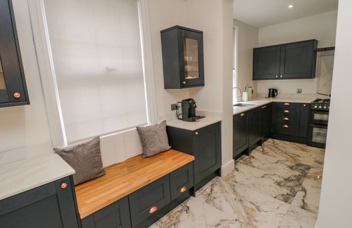 Scarborough City Centre Cottage | RAILWAY HOUSE, family friendly, with hot tub in Scarborough