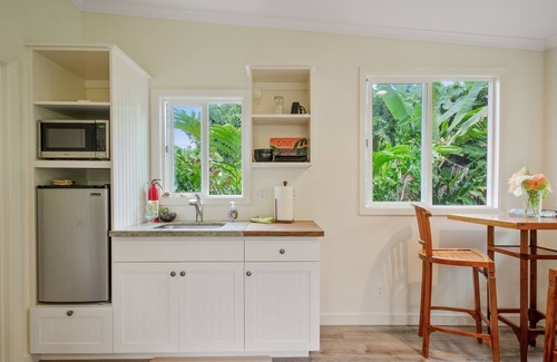 Hilo Apartment | Rain Forest Hideaway-Cozy, Private & Beautiful Studio in Hilo Beach Neighborhood