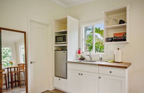Hilo Apartment | Rain Forest Hideaway-Cozy, Private & Beautiful Studio in Hilo Beach Neighborhood