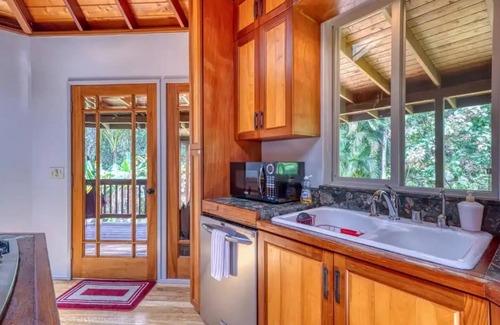 Keaau House | Rain Forest Paradise Ideally located betwn Hilo & Volcano National Pk 2BD/2BAnn