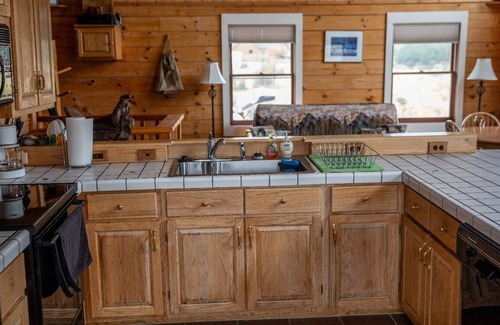 Emigrant Cabin | Rainbow Country Cabin: Rural Riverfront Retreat