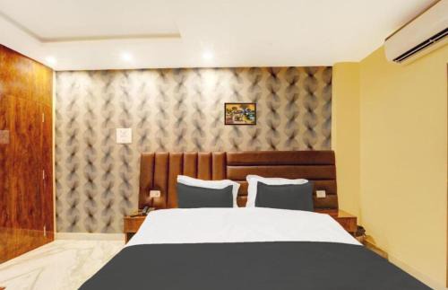Vrindavan House | Rainbow Family Guest House- Premium Rooms with In-House PARKING - Near Prem Mandir