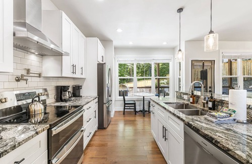 Avery Creek House | Rainbow’s Edge | Mountain Views, Hot Tub, Game Room & Gourmet Kitchen